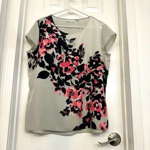 NY&Co. XL Womens work top, light gray w/pink & black flowers, perfect for ofc